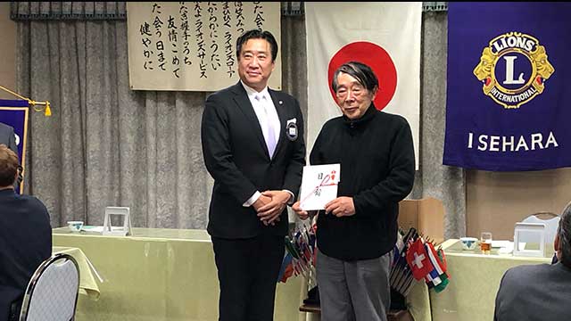 学童部野球大会に盾寄贈の、目録を贈呈<